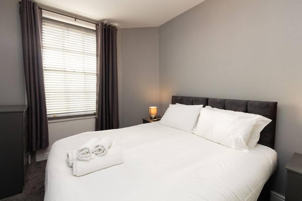 Lavish 2Bed Apartment In The Heart Of Бёкенхэд Экстерьер фото
