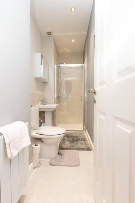 Lavish 2Bed Apartment In The Heart Of Бёкенхэд Экстерьер фото