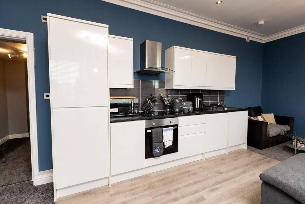 Lavish 2Bed Apartment In The Heart Of Бёкенхэд Экстерьер фото